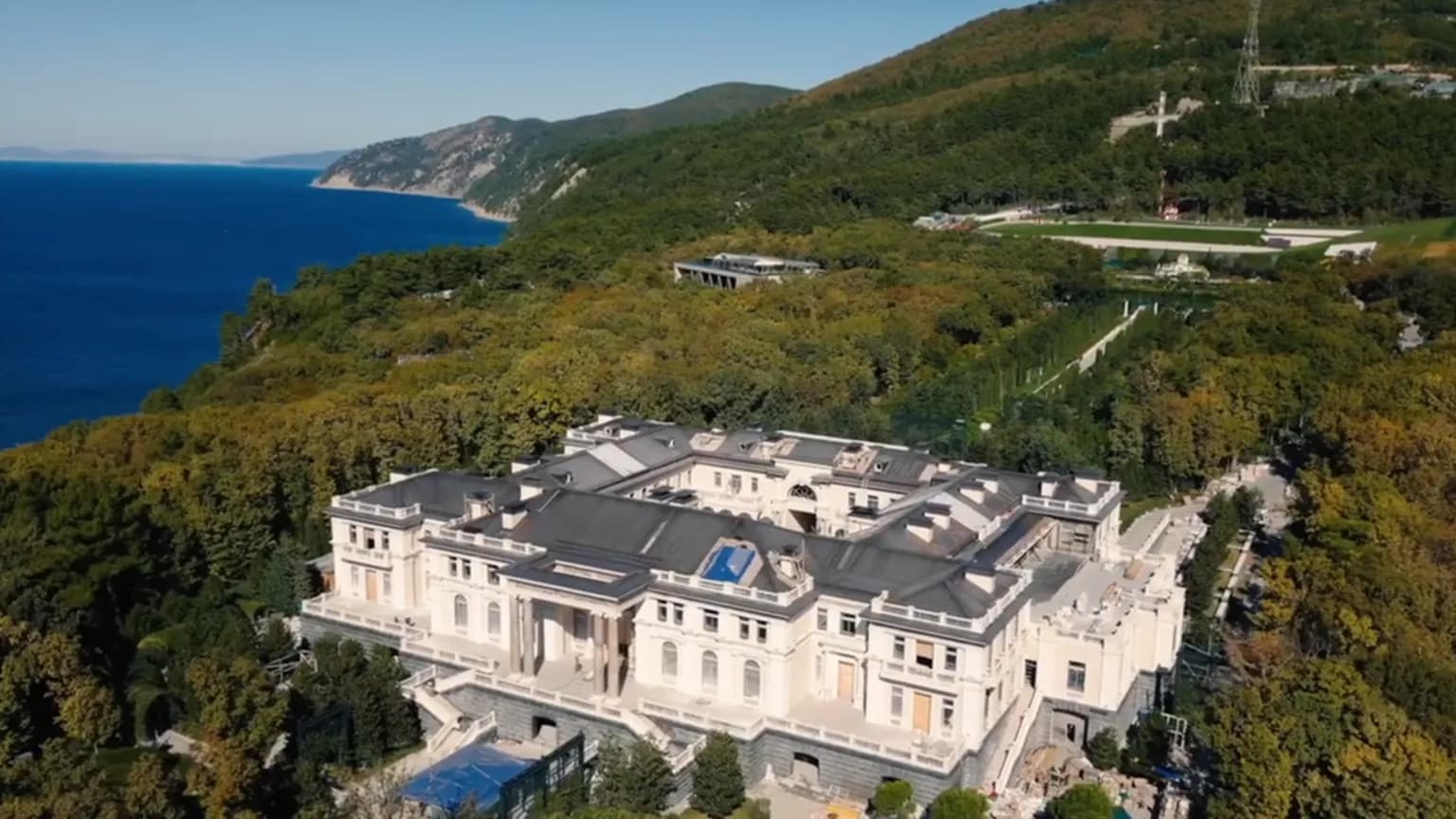 PUTINŮV TAJNÝ PALÁC: Mramor, kasina, soukromé divadlo i „aqua-diskotéka“! Co se skrývá za zdmi nejstřeženější vily Ruska?
